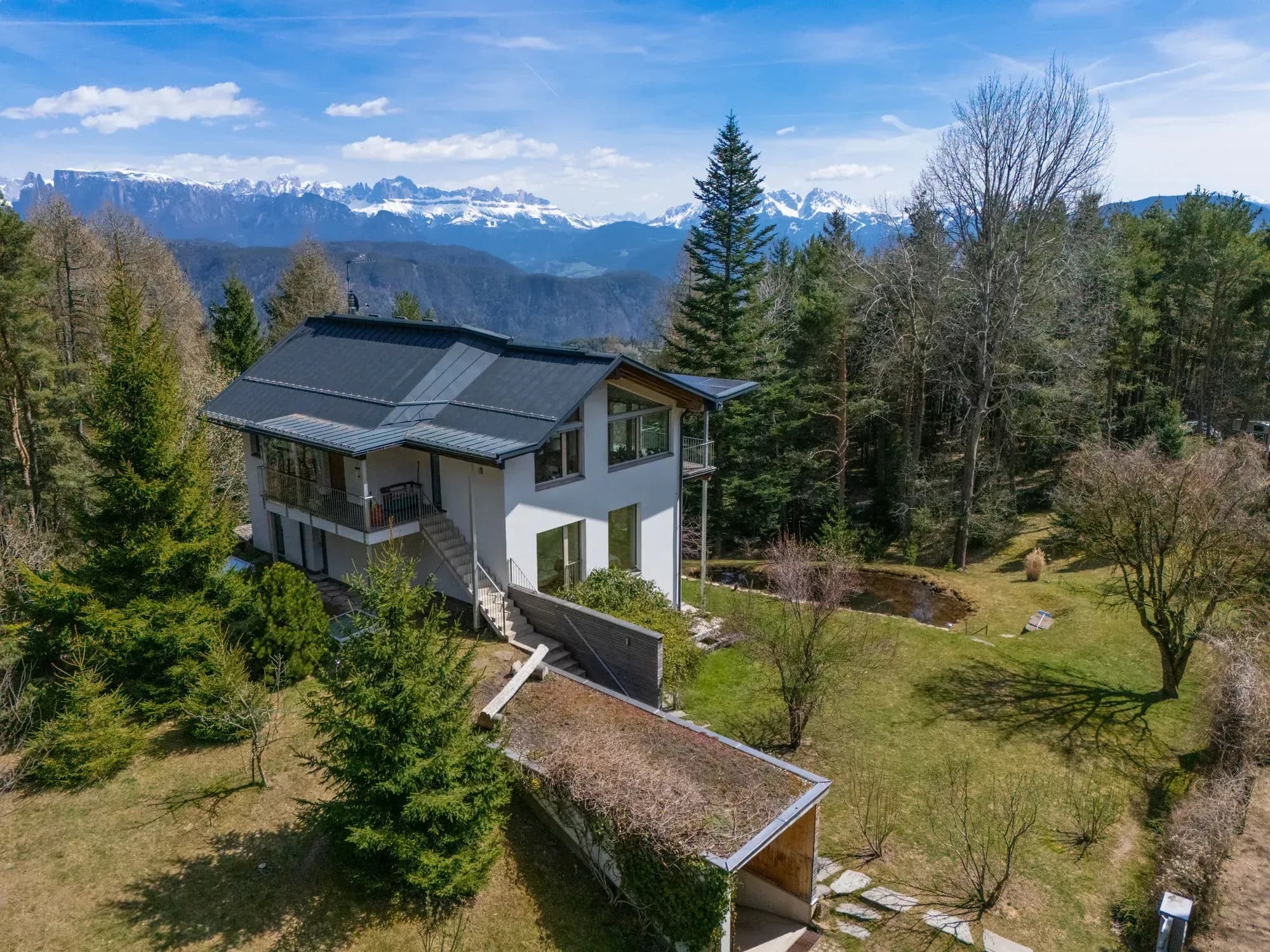 Exklusive Villa inmitten eines privaten Waldes mit Panoramablick bei Bozen