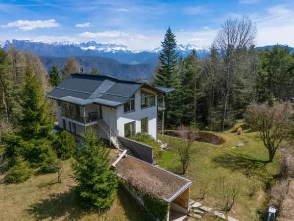 Exklusive Villa inmitten eines privaten Waldes mit Panoramablick bei Bozen