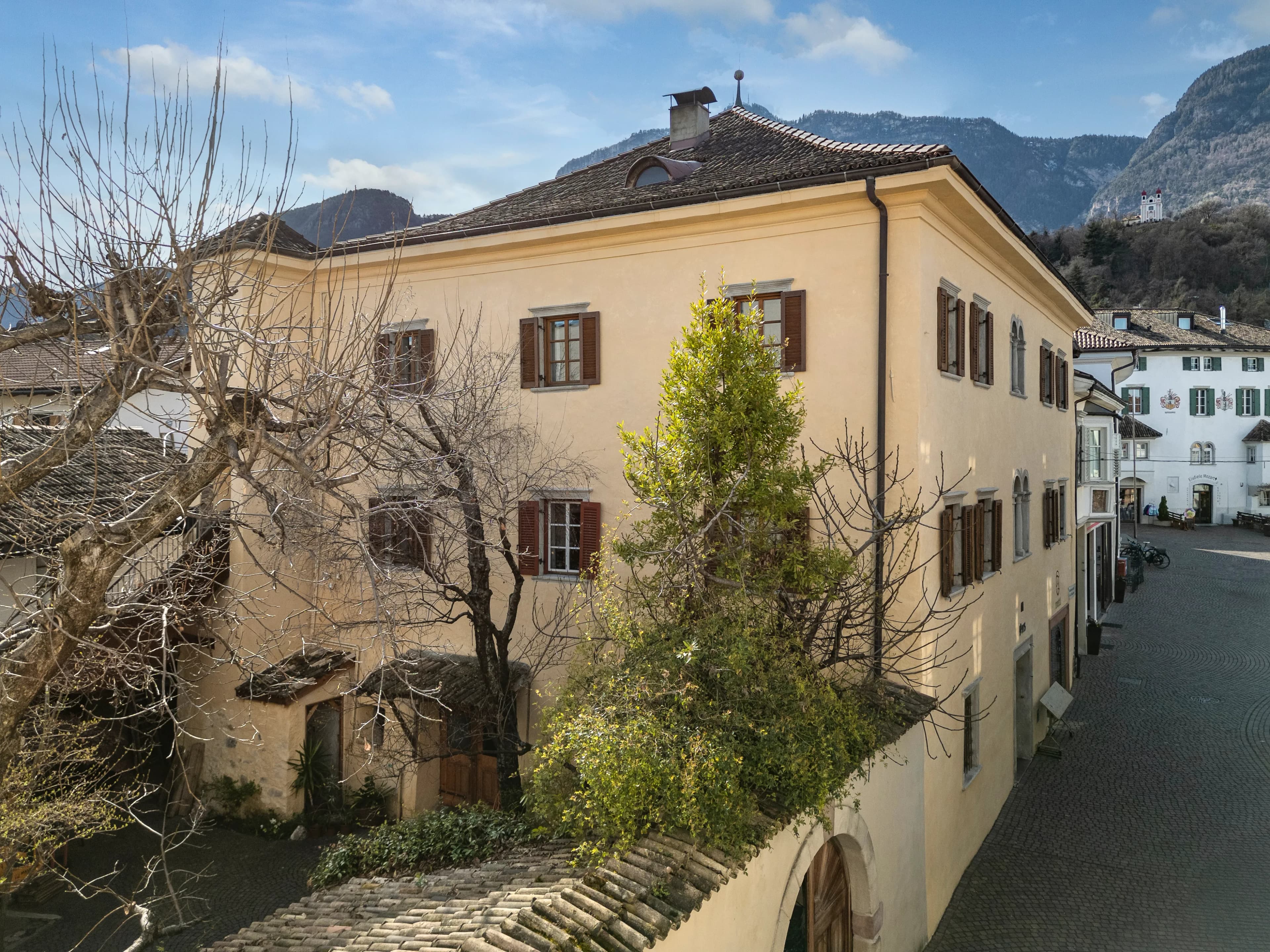 Historisches Wohn- und Geschäftshaus im Zentrum von Eppan