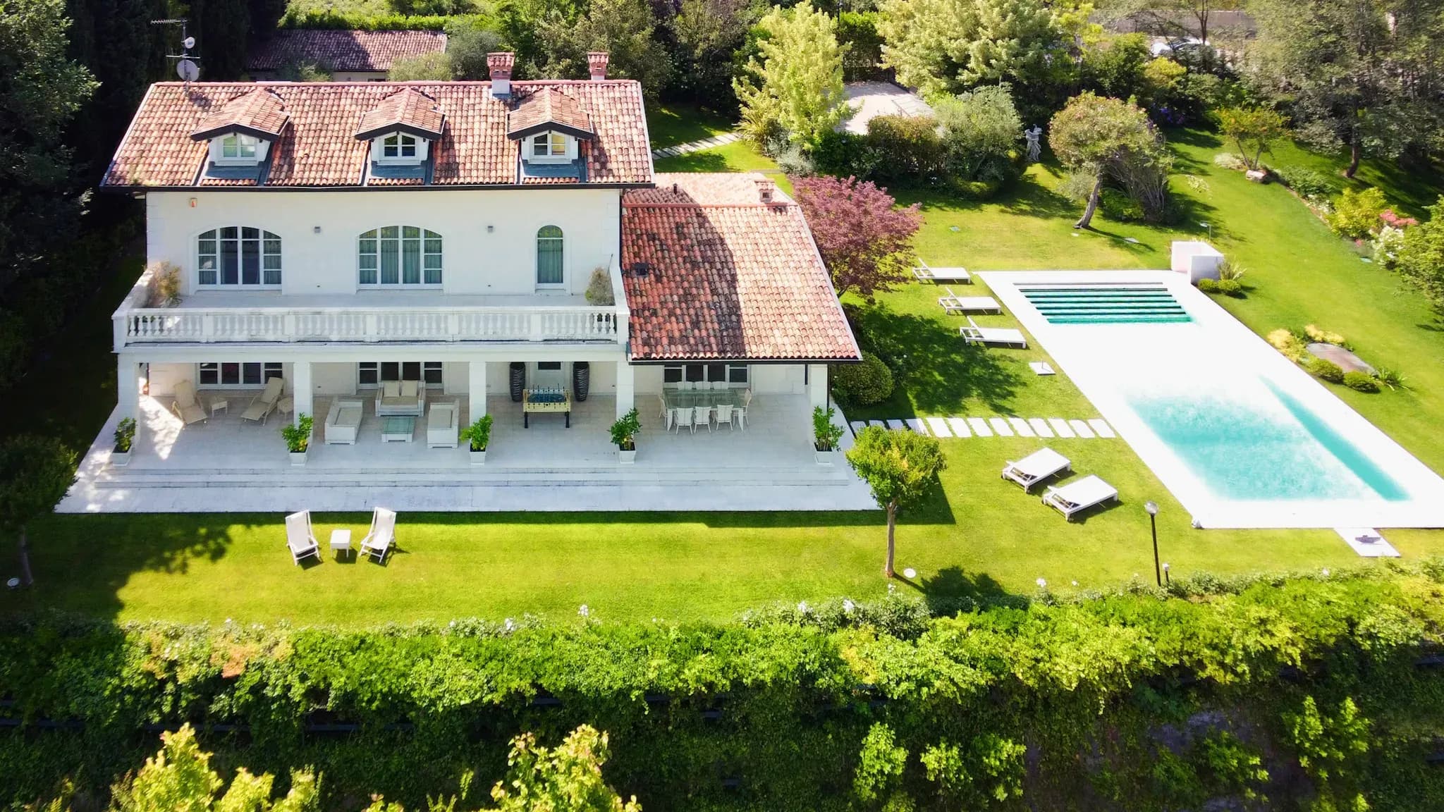 Okazała willa z urzekającym widokiem na jezioro