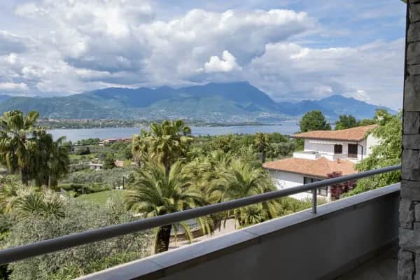 Exklusive Villa mit Seeblick, Schwimmbad und privatem Park in der Nähe der Rocca di Manerba