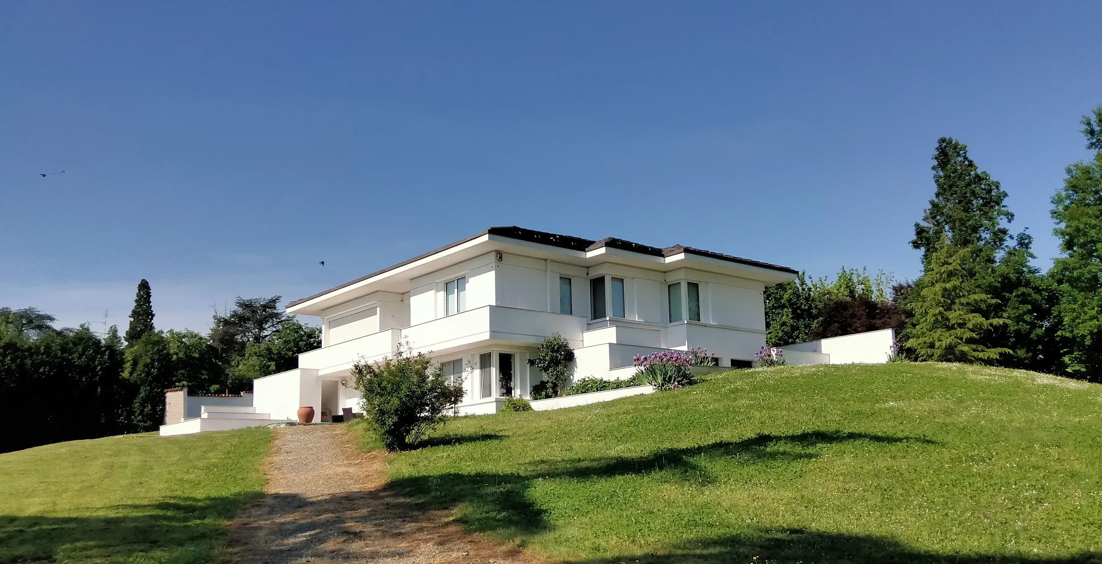 Representatieve, moderne witte villa in de heuvels