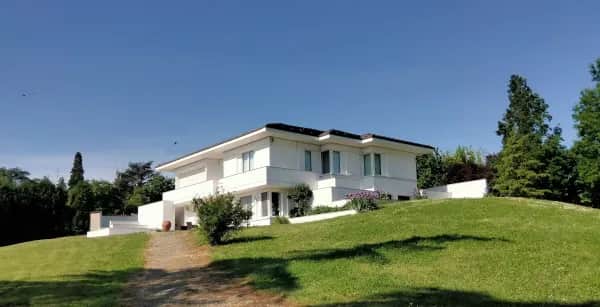 Representatieve, moderne witte villa in de heuvels