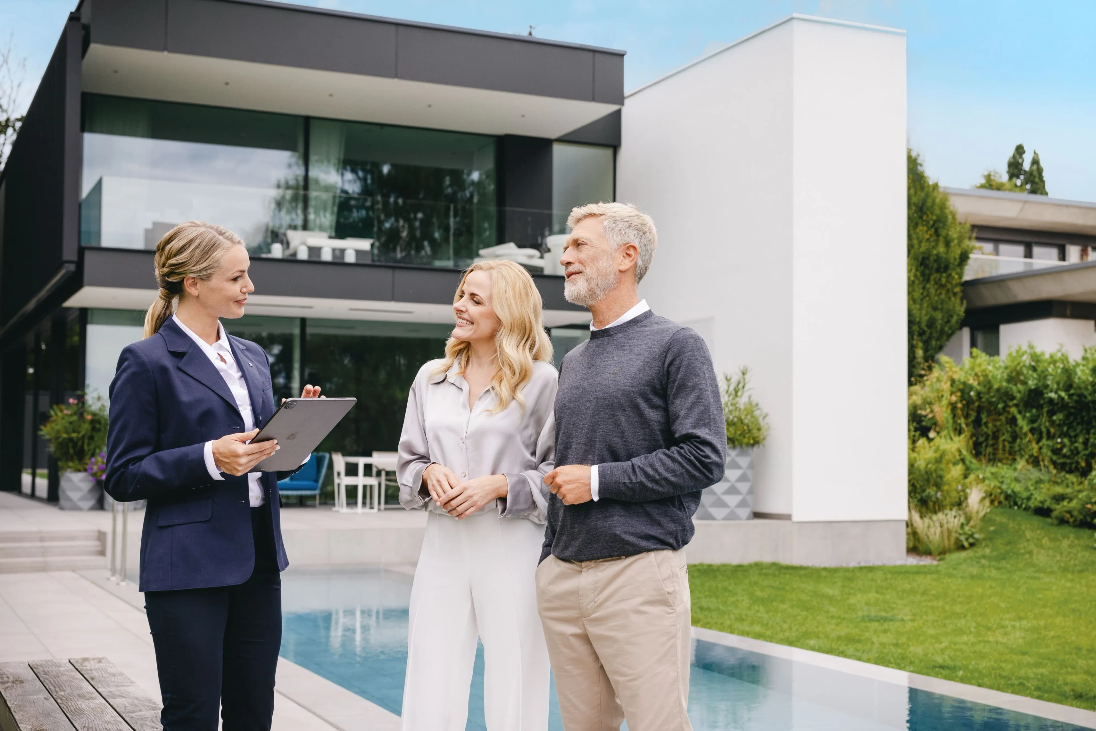 Consulente immobiliare VON POLL REAL ESTATE durante un colloquio professionale con un proprietario a Bolzano – servizio personalizzato per la vendita dell’immobile